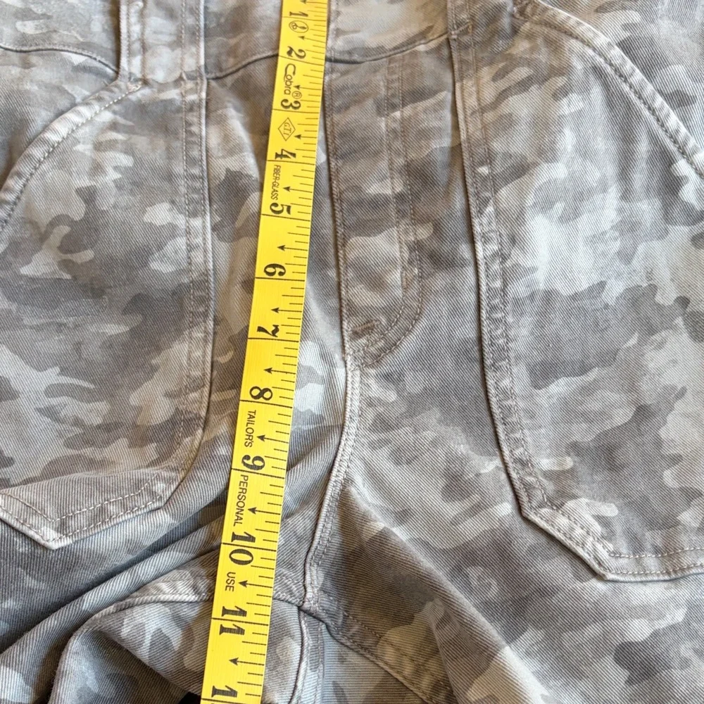 SPANX Gray Camo Cargo Skinny Pants Women’s Medium Shaping Utility